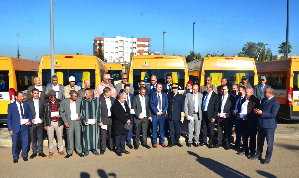بالصور.. عامل سيدي بنور يشرف على توزيع سيارات النقل المدرسي بمناسبة عيد الاستقلال