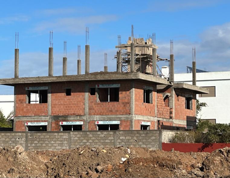 مطالب بفتح تحقيق في بناية فيلا بطريقة مخالفة للقانون بحي كاليفورنيا بالجديدة