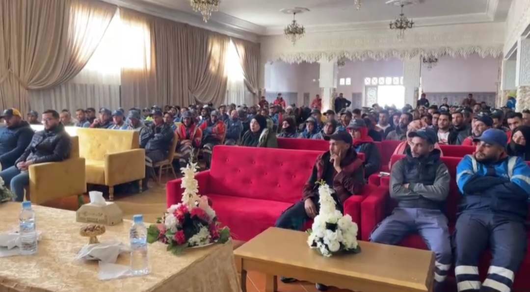 حزب الأحرار يصدر بيانا تضامنيا مع عمال شركة النظافة بالجديدة ويستنكر تدخل كاتب مجلس الجماعة في شؤونهم