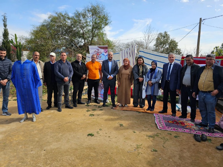 منتخبون وشخصيات تنتمي للصناعة التقليدية في زيارة لتعاونية نساجات العشيشات بجماعة أولاد غانم