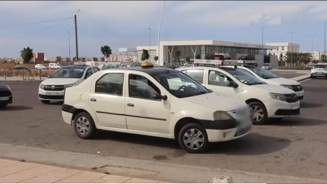 تأخر اصدار قرار تفعيل العداد يثير فوضى في تسعيرات النقل عبر سيارات الأجرة الصغيرة بالجديدة