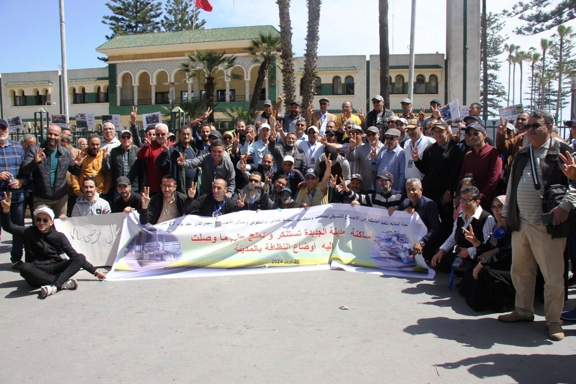 جمعويون وحقوقيون ينظمون وقفة احتجاجية أمام مقر جماعة الجديدة احتجاجا على تدهور وضع النظافة