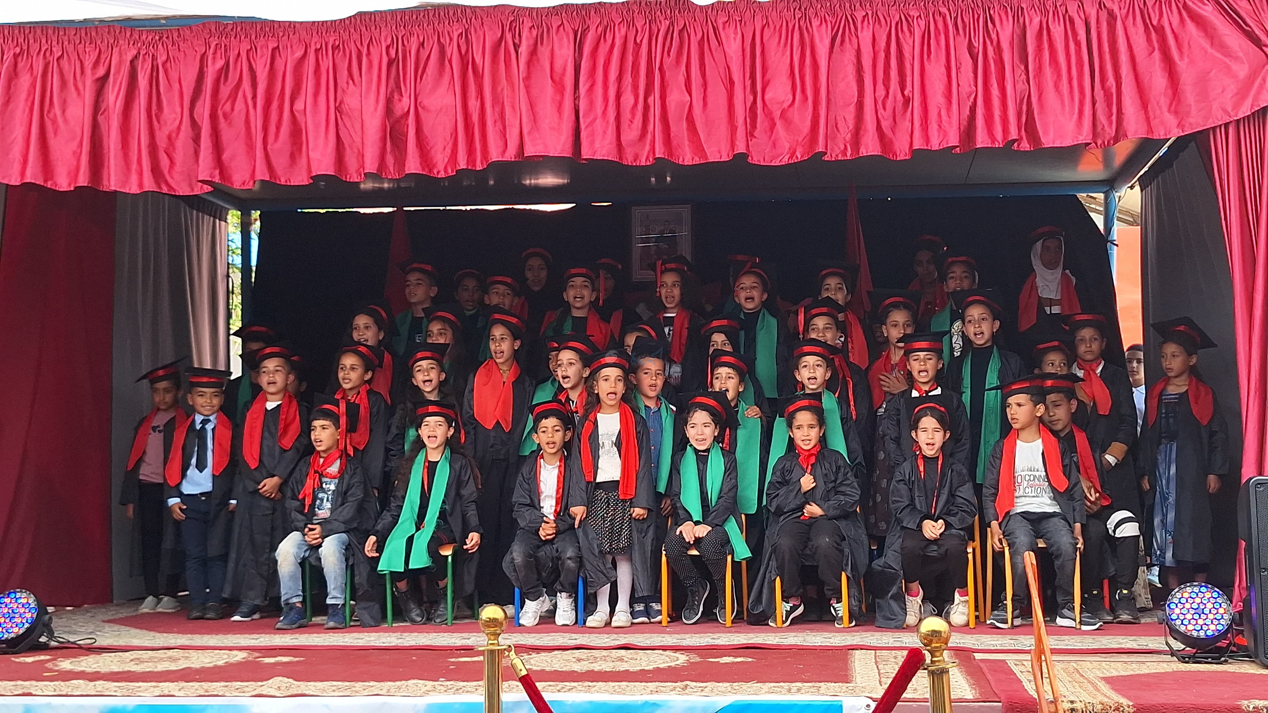 مجموعة مدارس القرية تحتفي بتلاميذها المتفوقين في مهرجانها الربيعي الأول