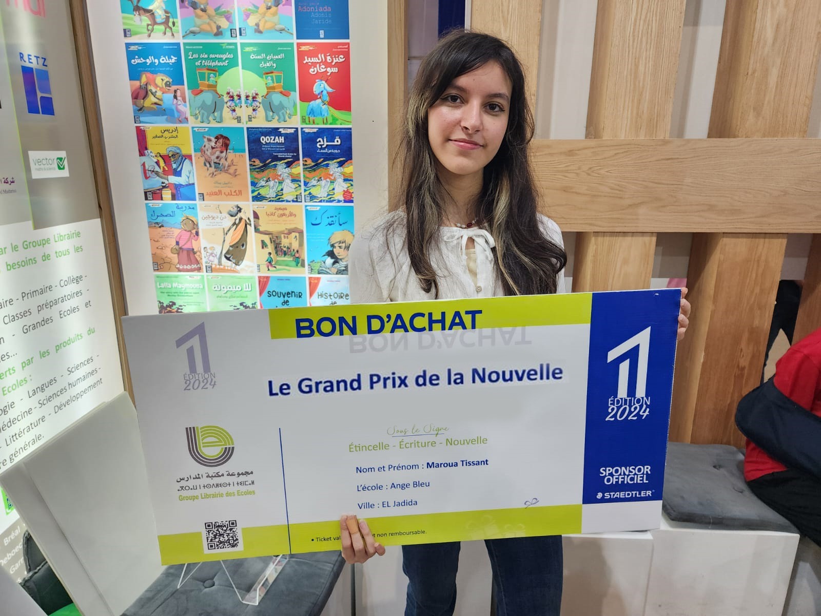 التلميذة مروة تيسنت من الملاك الأزرق تفوز بالجائزة الوطنية الكبرى في مسابقة فن القصة بالمعرض الدولي للكتاب بالرباط