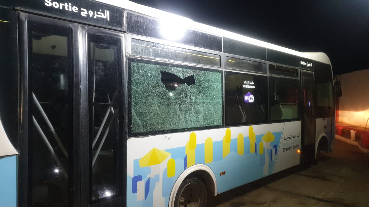 شغب الجماهير .. تخريب 6 حافلات للنقل الحضري بالجديدة على هامش مباراة الدفاع الجديدي