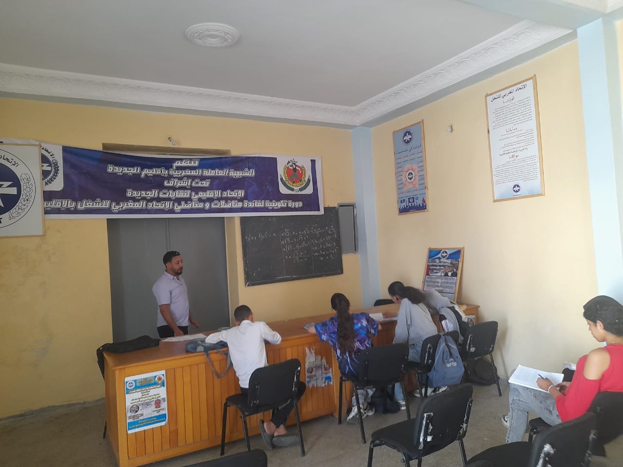 الشبيية العاملة المغربية بإقليم بالجديدة،  تنظم تكوينا مدرسيا لفائدة أبناء الطبقة العاملة بالإقليم.