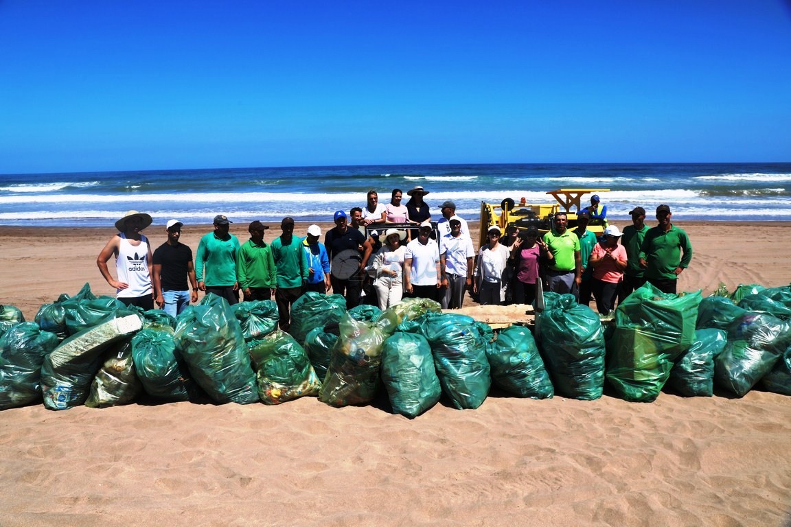 بالصور ... إدارة منتجع مزاغان تنظم حملة تنظيف شاطئ  الحوزية المحاذي للمنتجع.