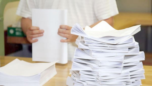 'فوضى' في توزيع أوراق امتحانات الثالثة إعدادي بمديرية الجديدة: أساتذة يتذمرون من سوء التنظيم وتأخر تسليم الأوراق