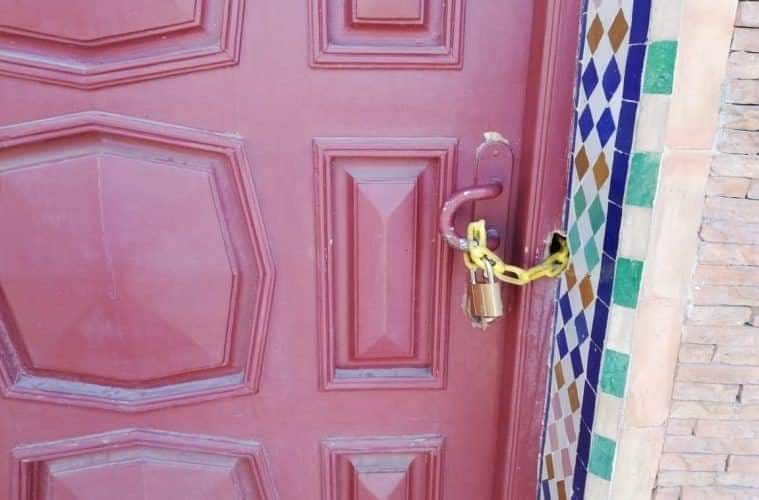 أيت عمي يحمل السلطات المسؤولية عن أي عبث بمحتويات بيته المشمع بالجديدة