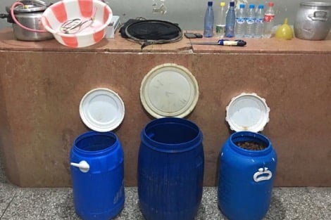 فرقة مكافحة العصابات تداهم وكرا لصنع مسكر الماحيا بحي القلعة بالجديدة