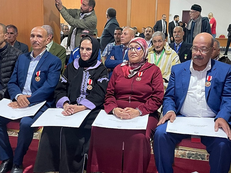 بالصور .. عامل الجديدة يوشح مجموعة من الموظفين بأوسمة ملكية بمناسبة ذكرى المسيرة الخضراء