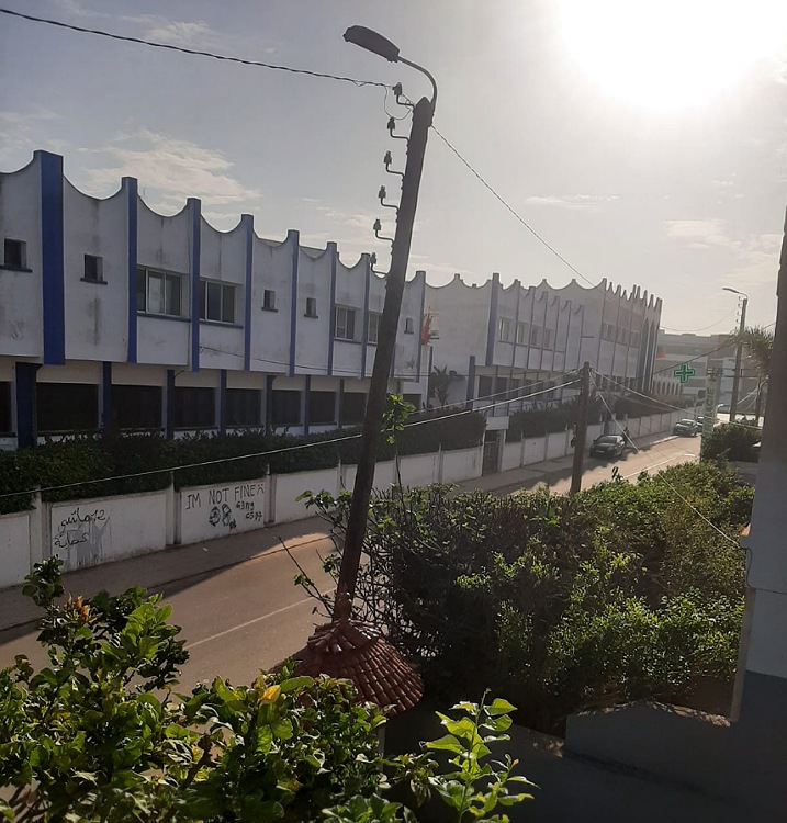 أعمدة خشبية للانارة العمومية تعود إلى عهد الحماية تهدد حياة المواطنين بالجديدة