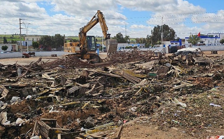 هدم سقف رحبة الحبوب عمرها 55 سنة بالسوق الأسبوعي لثلاثاء أولاد حمدان