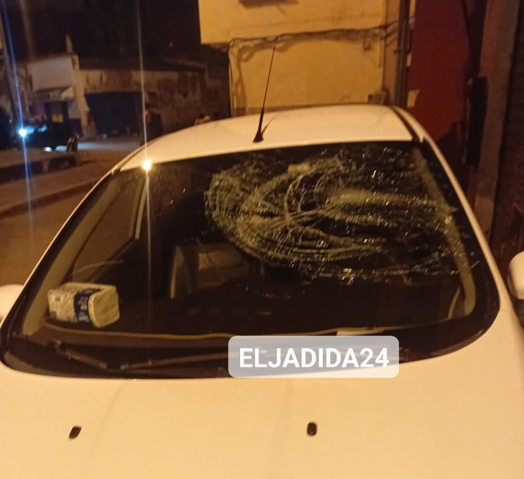 جانح يهشم زجاج 06 سيارات بحي القلعة بالجديدة  .