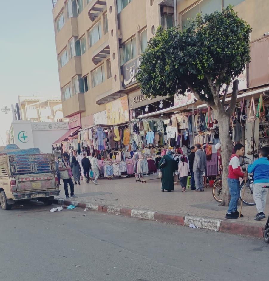 رغم الحملات السابقة... محلات تجارية تحتل الملك العمومي بساحة الحنصالي بلا حسيب ولا رقيب