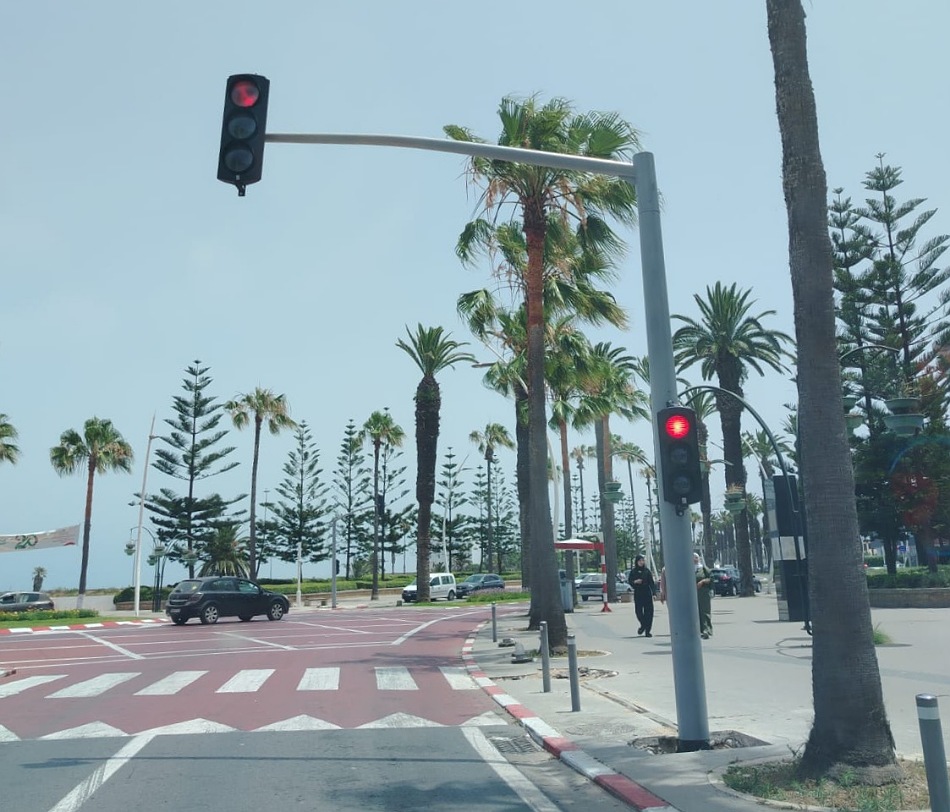 انطلاق أشغال تثبيت علامات التشوير الضوئي بشوارع مدينة الجديدة