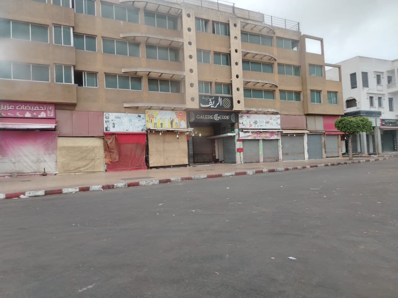 السلطات المحلية توجه إنذارات لإخلاء ممرات الراجلين  بقيسارية الريف بوسط مدينة الجديدة