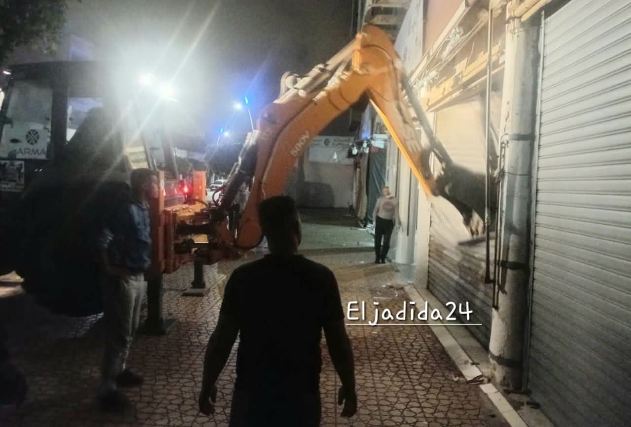 بالصور.. حملة ليلية لتحرير الملك العمومي بقيسارية الريف وسط الجديدة