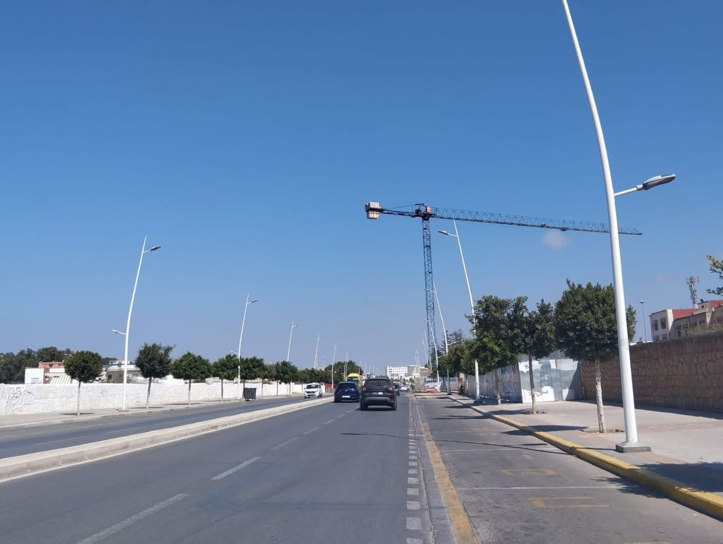 رافعة ضخمة تهدد سلامة مستعملي شارع المسيرة بمدينة الجديدة