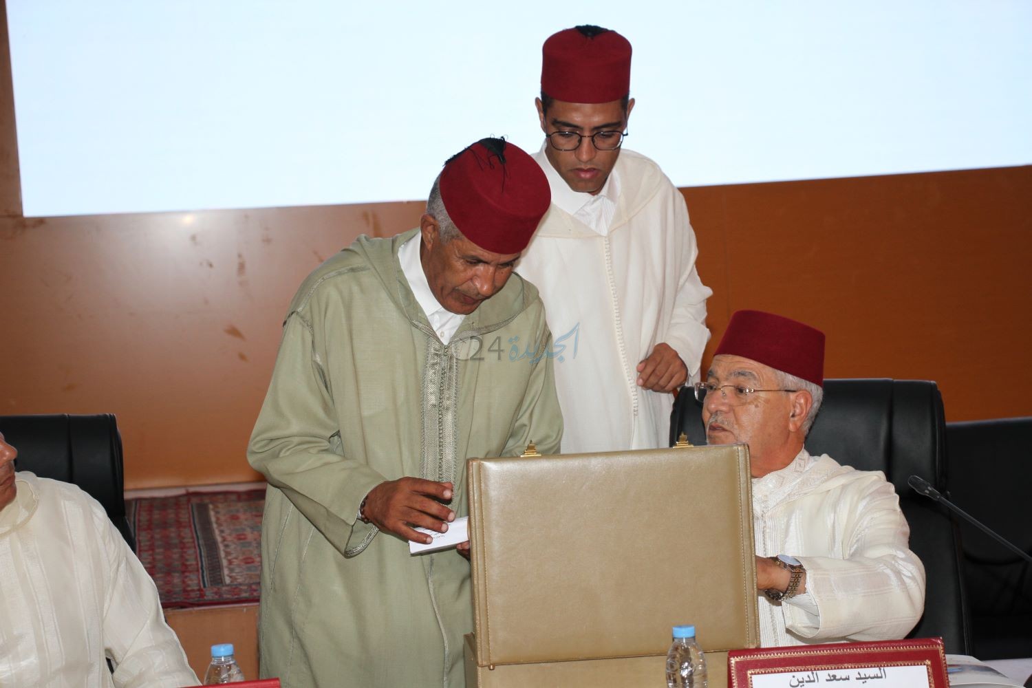 الحاجب الملكي يسلم هبة ملكية برحاب ضريح مولاي عبد الله امغار