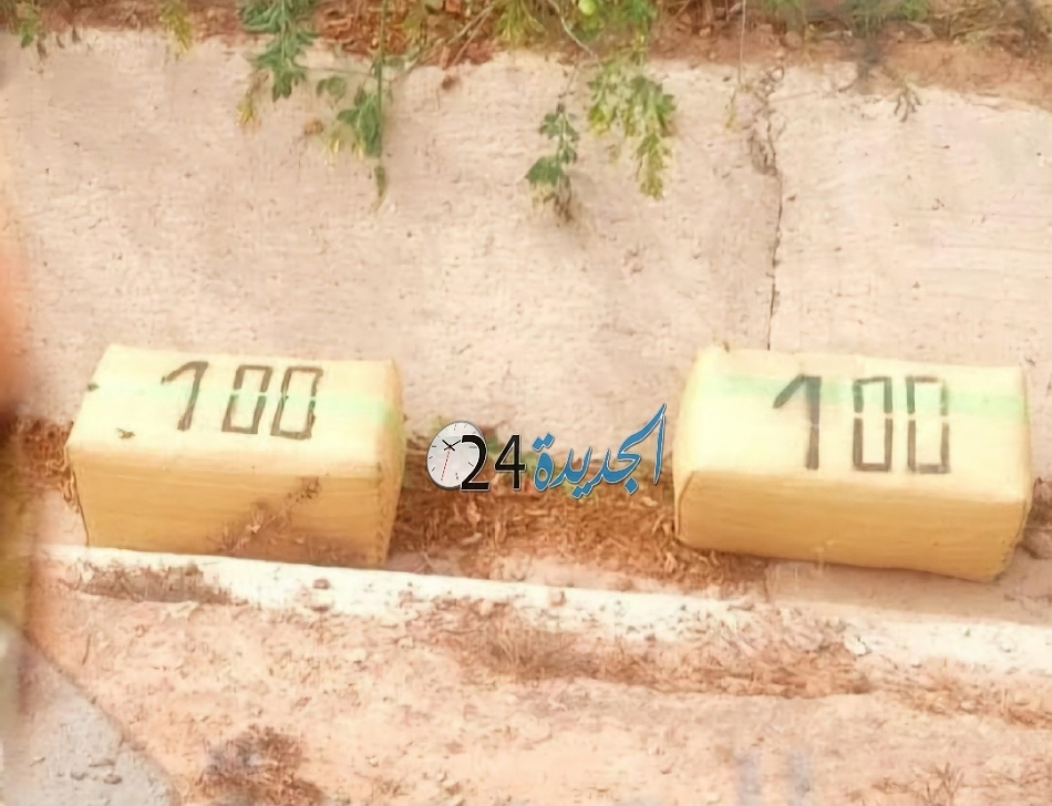 رزمات حشيش ملقاة على الجانب الطريق السيار بتراب جماعة سيدي إسماعيل