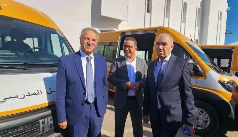 عامل إقليم الجديدة يشرف على توزيع 20 حافلة للنقل المدرسي لفائدة 19 جماعة قروية