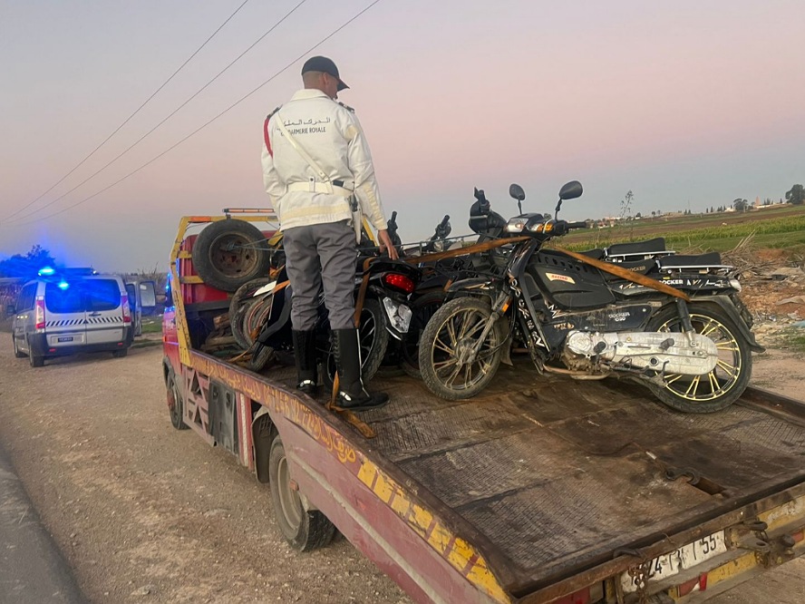 كوكبة الدراجات النارية للدرك الملكي تشن حملات بزاوية سيدي إسماعيل وأولاد فرج وتحجز 28 دراجة مخالفة وسيارة للنقل السري