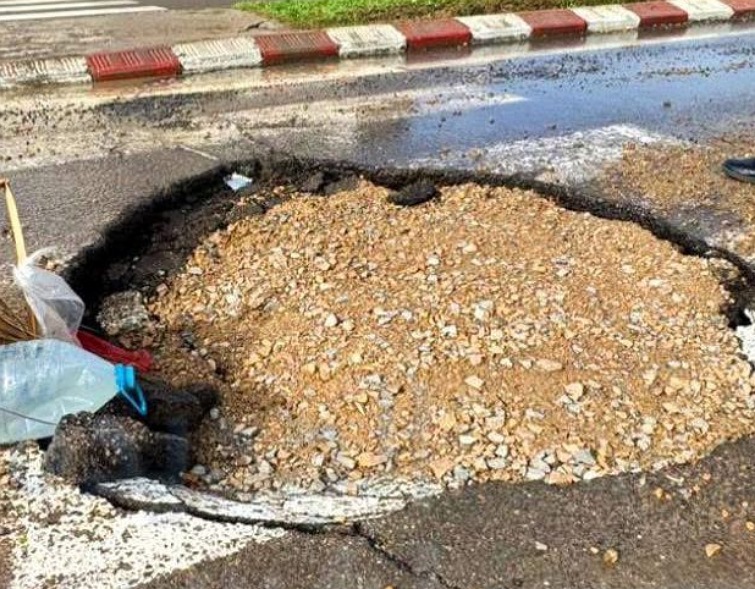 ظهور حفرة كبيرة بالشارع العام بالجديدة تفضح مسؤولية الشركة الجهوية متعددة الخدمات