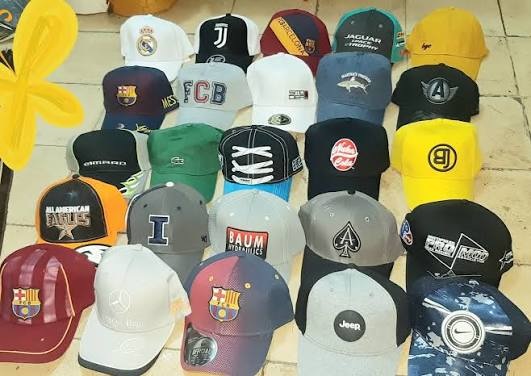 تفكيك مصنع سري لتقليد ماركات عالمية بسيدي بوزيد.. الدرك يحجز 20 آلة خياطة وكميات مهمة من القبعات المقلدة