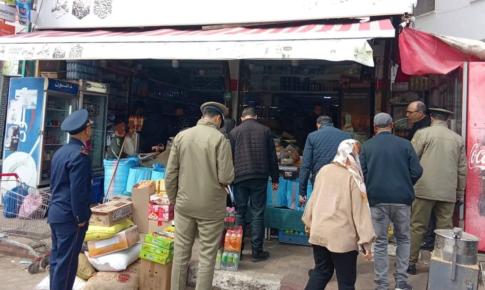 السلطة المحلية بالجديدة تقود حملات مباغتة على محلات تجارية وتحرر مخالفات بساحة أحفير والسوق القديم