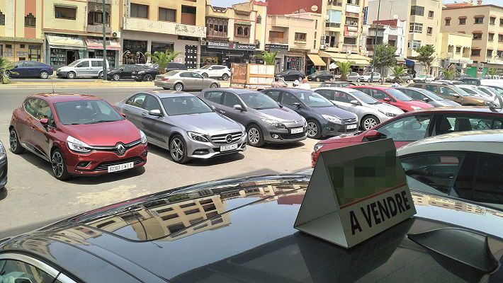 فوضى معارض السيارات بالجديدة.. إلى متى سيظل الرصيف خارج القانون؟