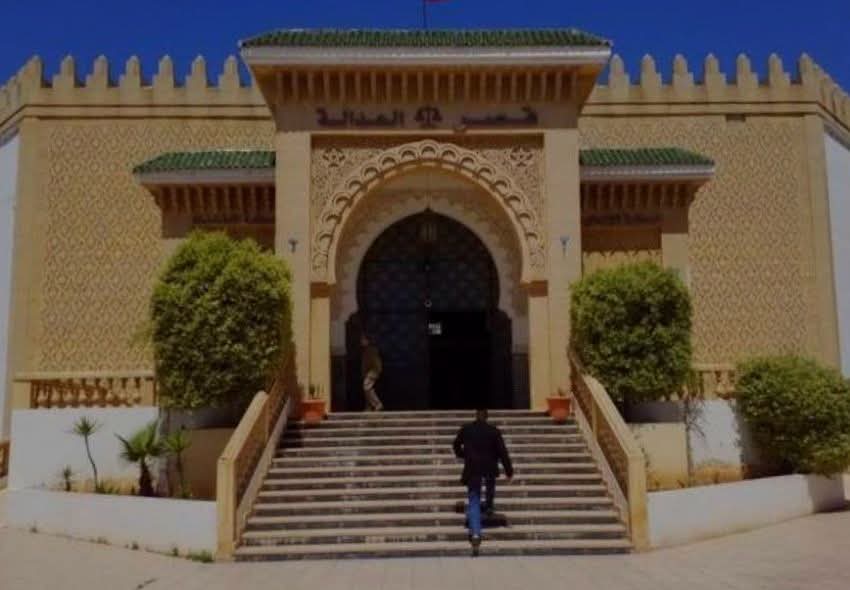 الحبس لسارقي رمال سيدي بوزيد.. الدرك يواصل ملاحقة زعيم الشبكة بعد صدور مذكرة بحث في حقه
