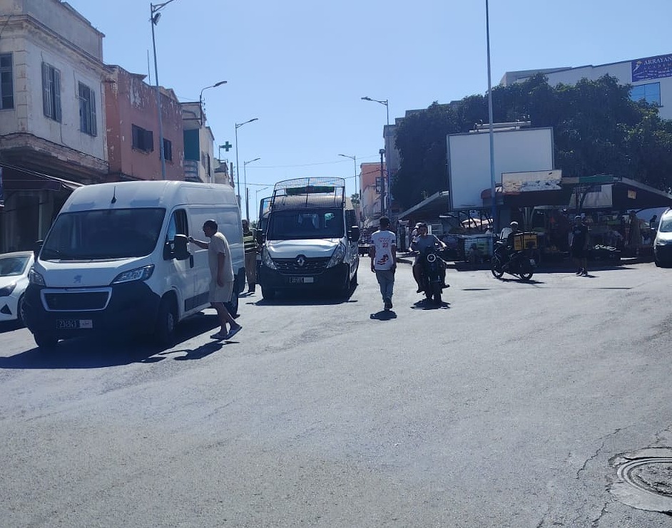 سكان الجديدة يطالبون بحملات مستمرة بعد تحرير الأرصفة بساحة الحنصالي ومحيط "الجزيرة مول"