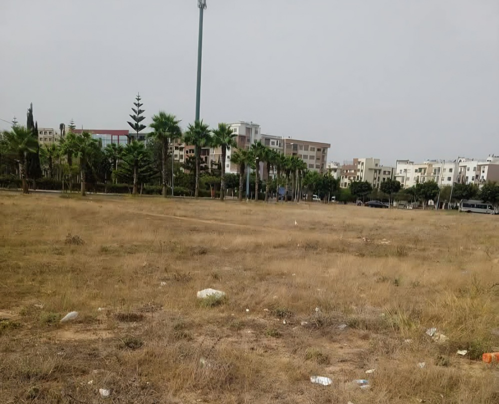 حديقة حي المطار بالجديدة.. متنفس السكان يئن تحت وطأة الإهمال والظلام  .