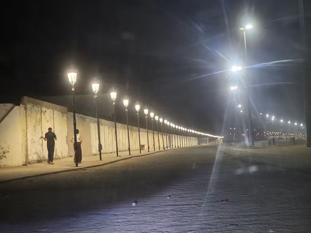 تثبيت أعمدة إنارة على جدار فندق مهجور.. هكذا تم تشويه كورنيش الجديدة باسم التهيئة