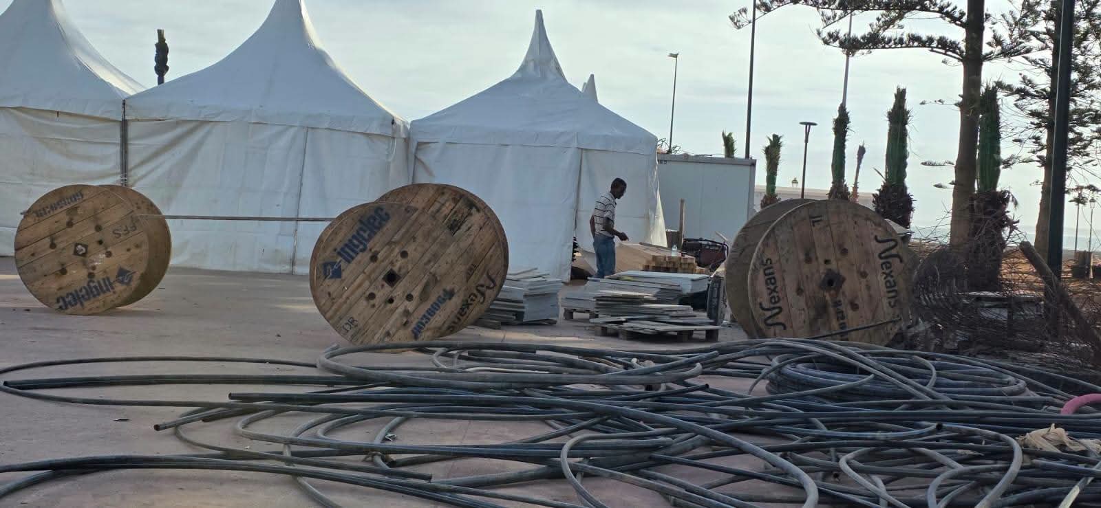 فضيحة بمدينة الجديدة: معرض البحر الدولي يُنظم وسط ورش مفتوح وغبار وأسلاك كهربائية متناثرة